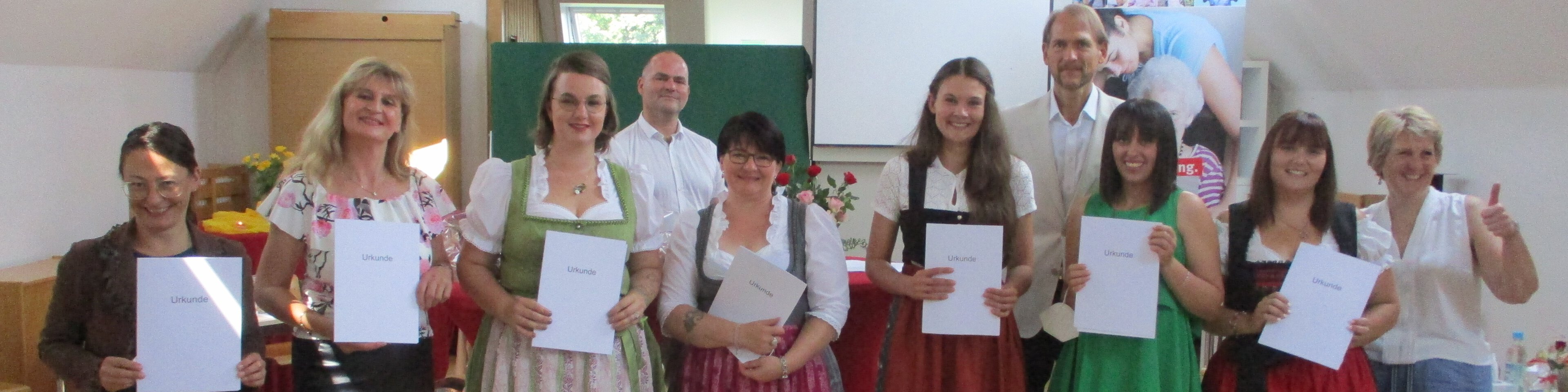 Gruppenfoto Absolventen und Absolventinnen | © Caritas München und Oberbayern