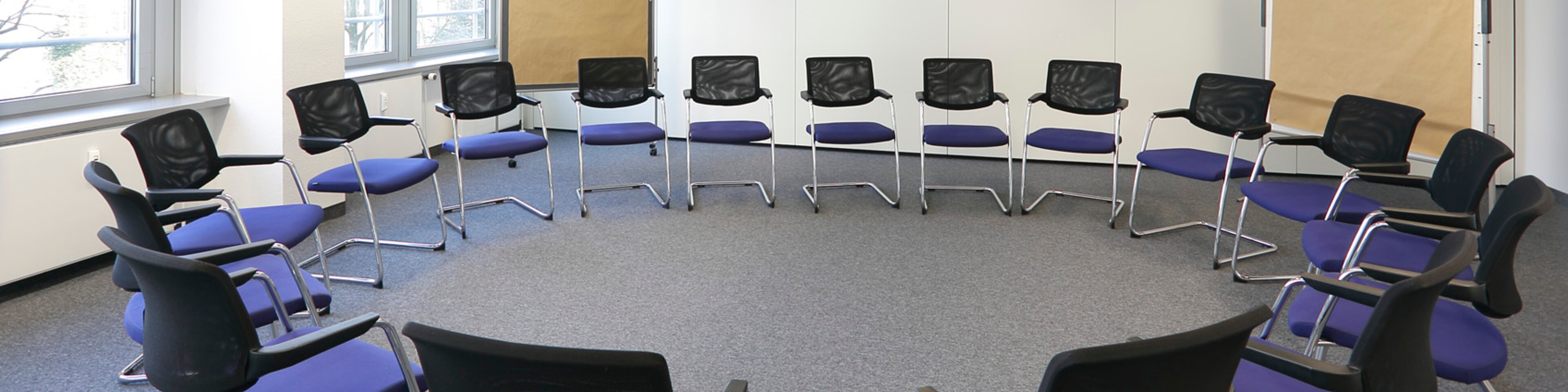 Stuhlkreis in einem Sitzungsraum | © Caritas München und Oberbayern