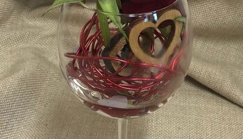 Ein Dekoration in einem Glas aus Rosen, Drähten und Holzherzen | © Berufsfachschule für Ernährung & Versorgung Theresia Gerhardinger München
