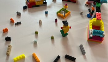 Mehrere Legosteingebilde liegen auf einem Tisch | © Caritas Don Bosco Berufsfachschule für Kinderpflege