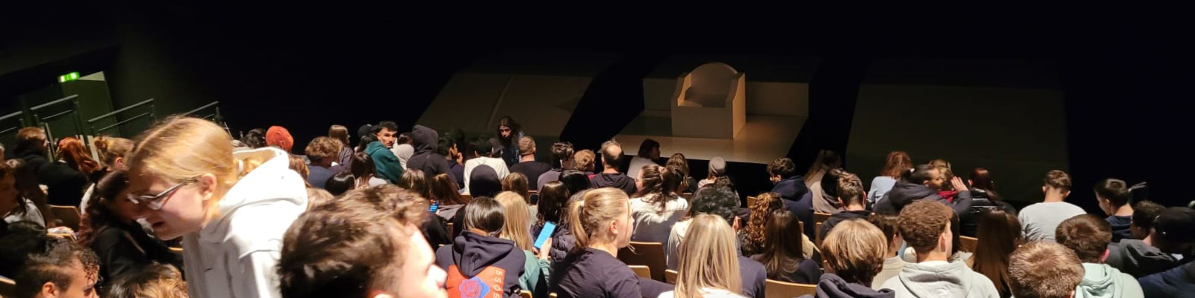 Publikum vor einer Theaterbühne | © Don Bosco Berufsfachschule für Kinderpflege