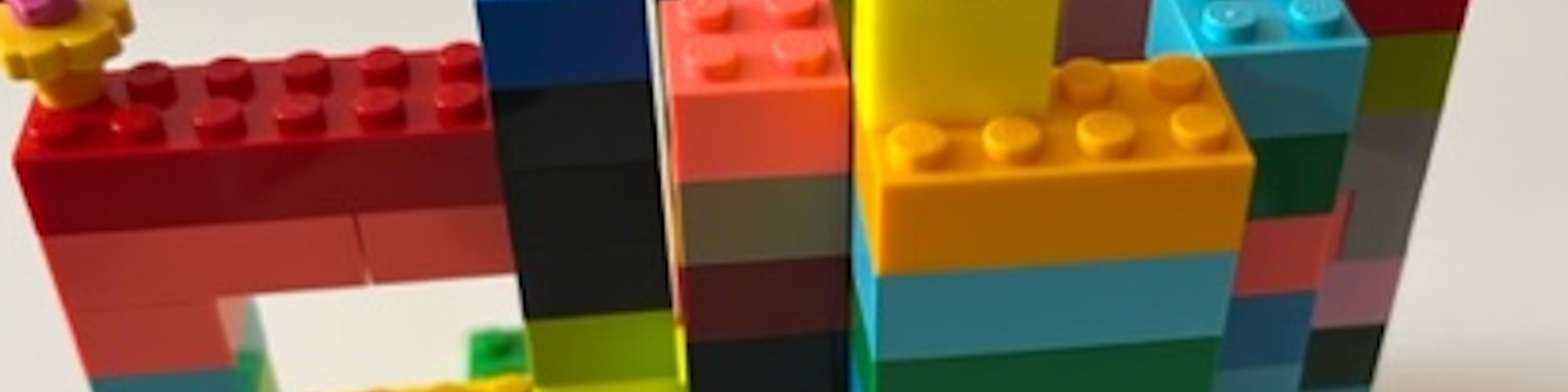 Legosteine aufeinandergestapelt mit einem Gesicht oben drauf | © Caritas Don Bosco Berufsfachschule für Kinderpflege